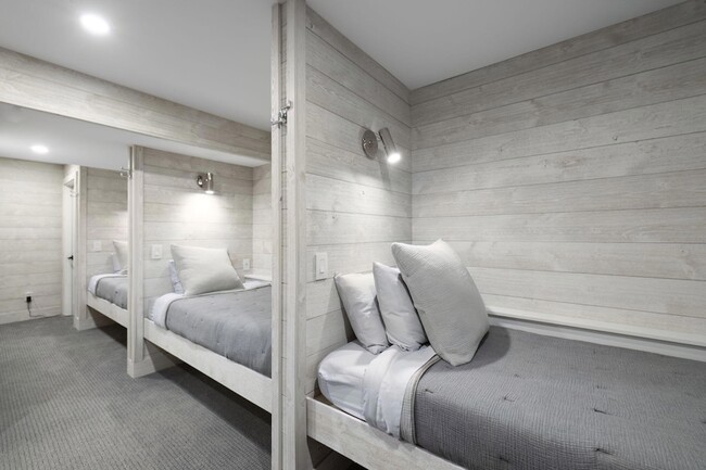 Building Photo - 9591 Hillside Dr