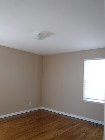 Building Photo - 505 W Meadow Ln