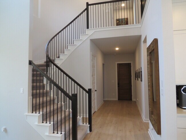 Building Photo - 404 Lariat Lp