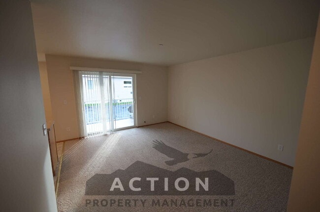 Building Photo - 2 bed 1 bath, top floor apartment in Port Angeles, close to Peninsula College and the Olympic Nat...