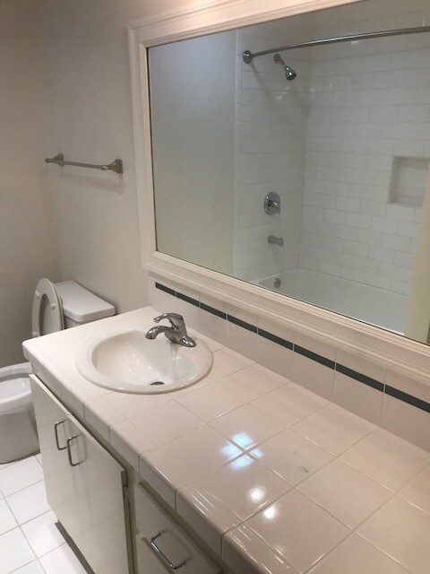 Building Photo - 623 N Juanita Ave