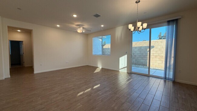 Building Photo - 2173 N Renn Ave