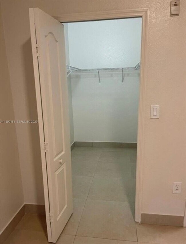 Building Photo - 1661 SE 29th Ct