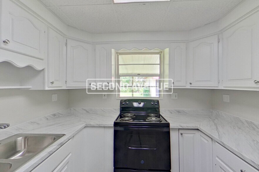 Building Photo - 5331 Woodcrest Rd