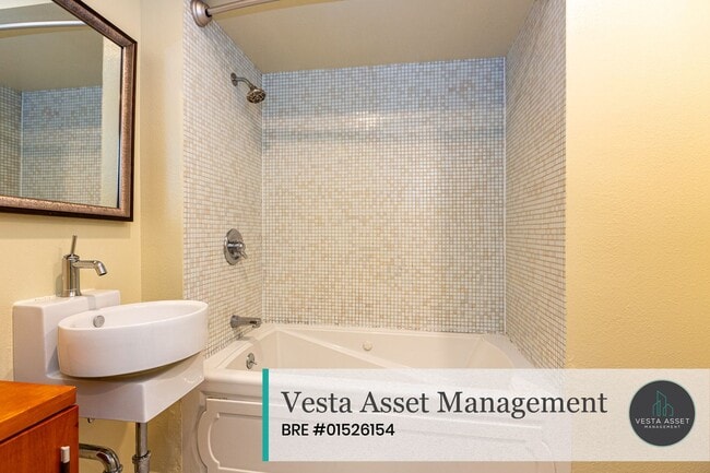 Building Photo - Lower Pacific Heights: Spacious 2-Level  L...