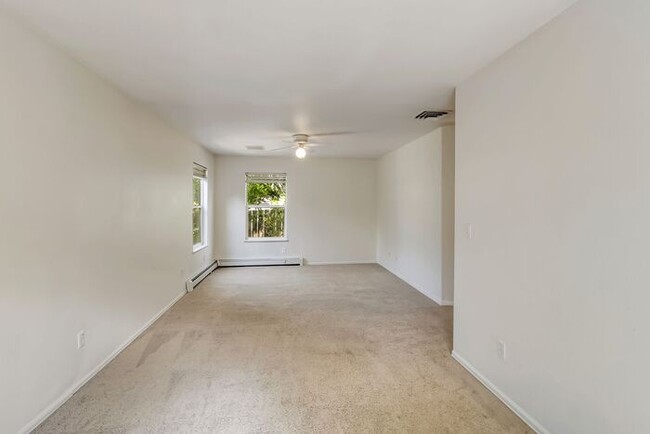 Building Photo - 3 bedroom home with fenced yard and garage...