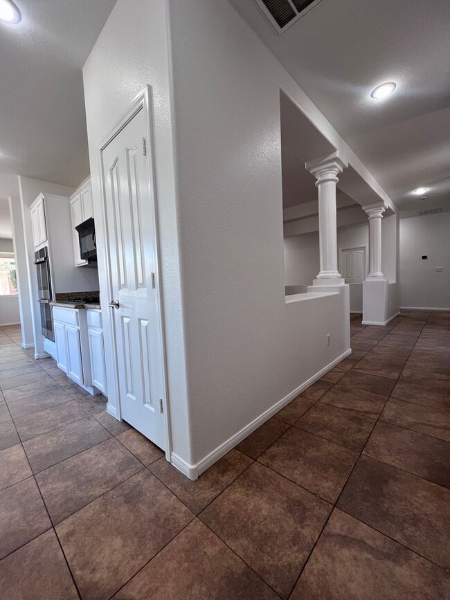 Building Photo - Stunning 4-Bed 3 Car Garage Gated Single S...