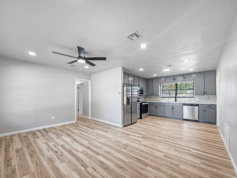 Building Photo - 1702 W Boyd St