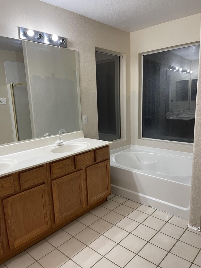 Building Photo - 922 W Sierra Madre Ave