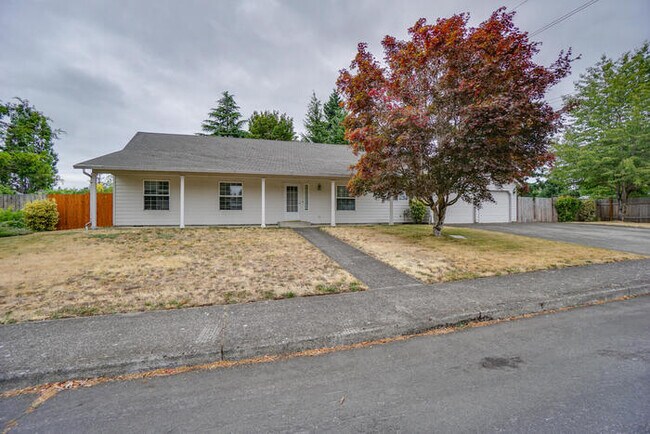 Building Photo - LARGE THREE BEDROOM HOME WITH RV /BOAT PAR...
