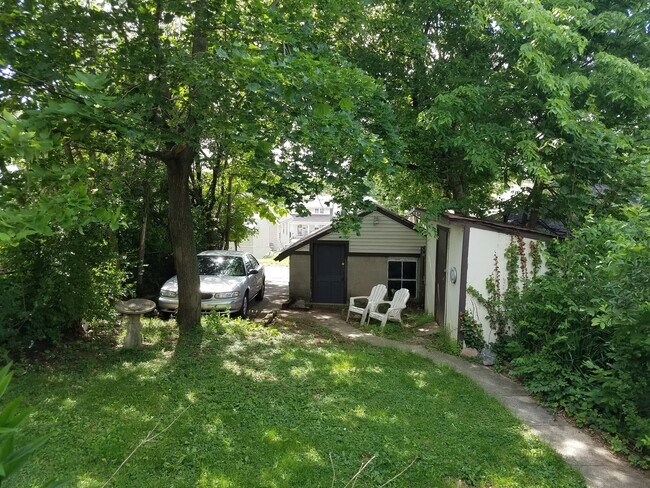 Building Photo - Great 2 bedroom w/detached garage near UD and Miami Valley Hospital!