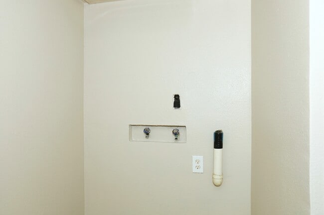 Building Photo - 123 W 6th St