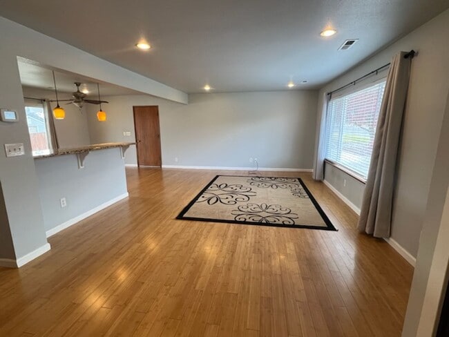 Building Photo - SPACIOUS 4 bed/2 bath home in desired location with double garage, fenced back yard!