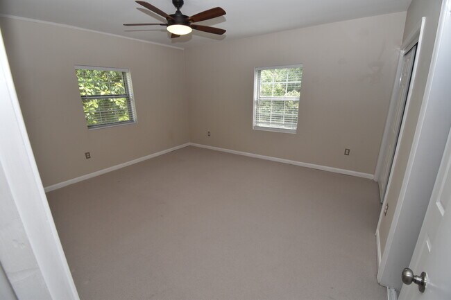 Building Photo - 1816 Queens Ln