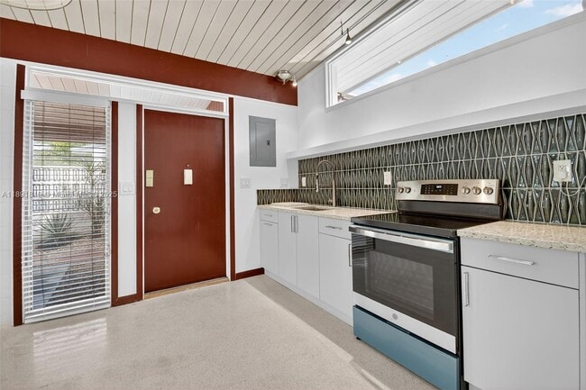 Building Photo - 630 NE 14th Ave