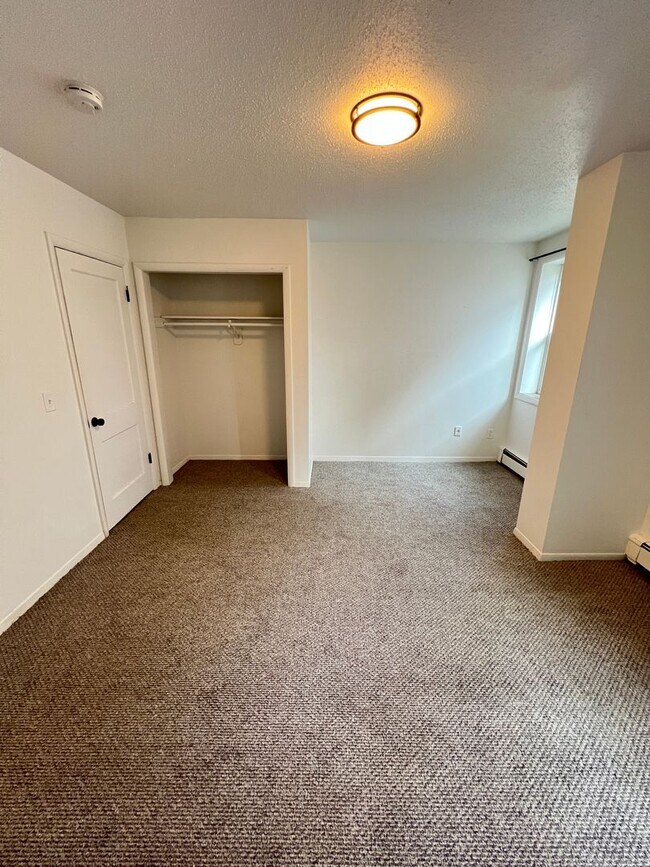 Building Photo - Renovated 2 Bedroom Apartment - AVAILABLE AUGUST!