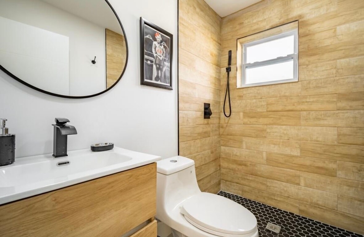 Building Photo - 1521 NE 148th St