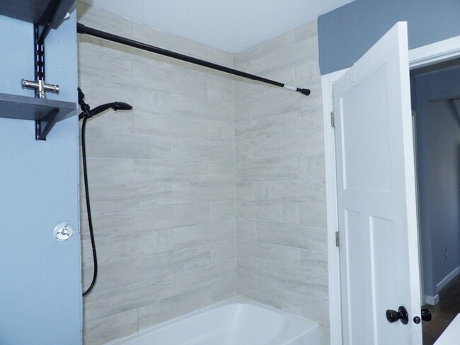 Building Photo - 1 Bed + Extra Room Upper Level Unit in East Harriet Duplex