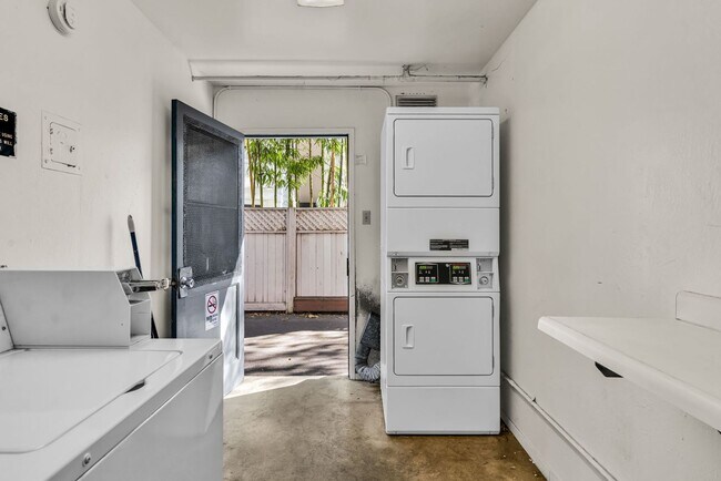 Building Photo - This is a large 2-bdr in a convenient, Fre...