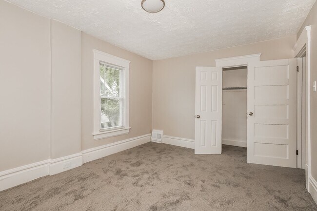 Building Photo - 128 Hollinger Ave