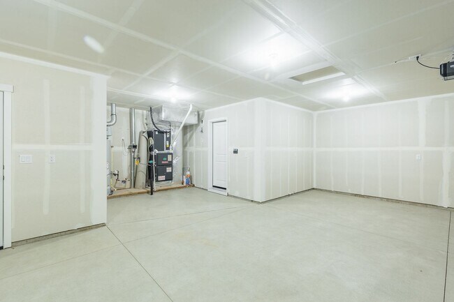 Building Photo - Perfect location for a 4 bed 2 bath with a...
