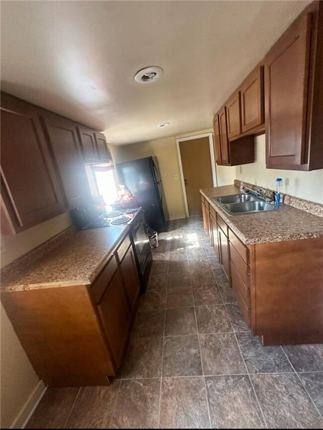 Building Photo - 328 6th St W