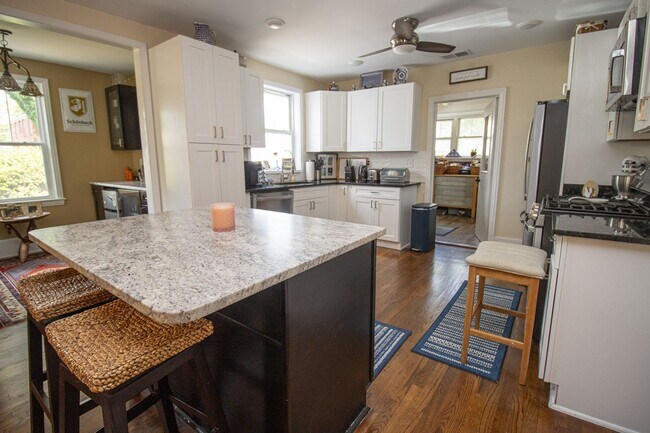 Building Photo - 2715 Kiawah Ave