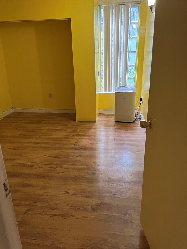 Building Photo - 8810 Fontainebleau Blvd