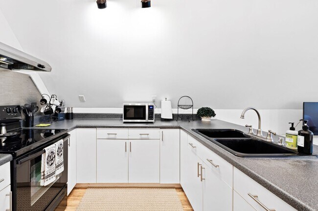 Building Photo - Tranquil loft retreat with open floorplan!...
