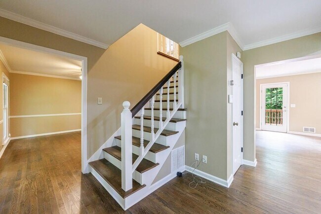 Building Photo - 10565 Shallowford Rd