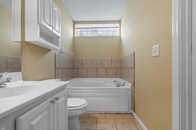 Building Photo - 527 3rd Loop Rd