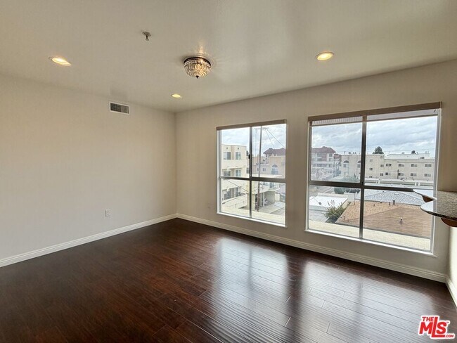 Building Photo - 1222 S Westgate Ave