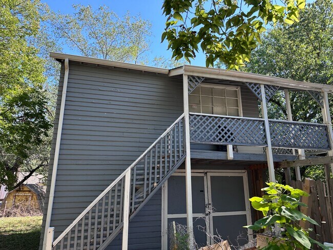 Primary Photo - 830 N Pershing Ave