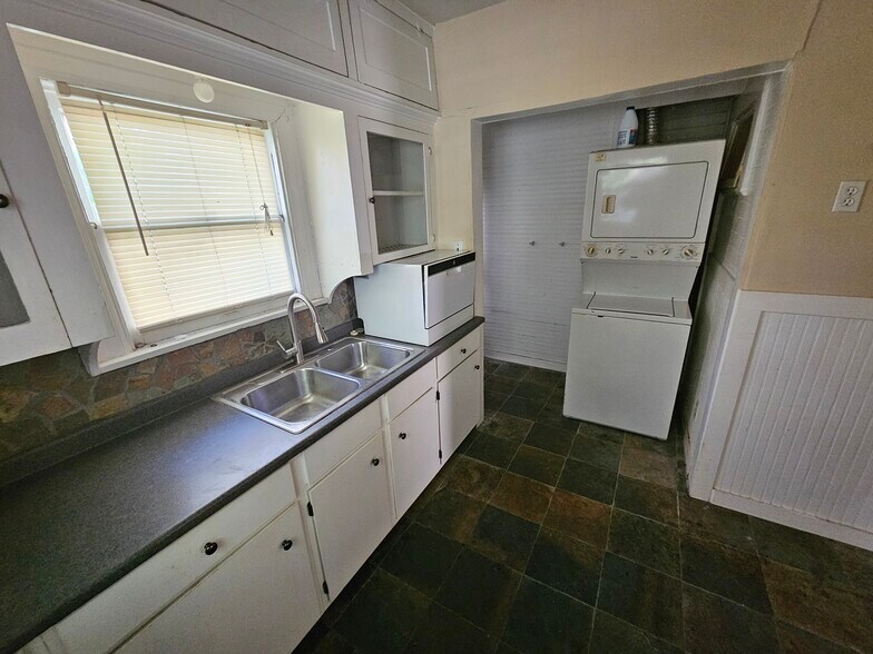 Building Photo - 2427 Hazard St