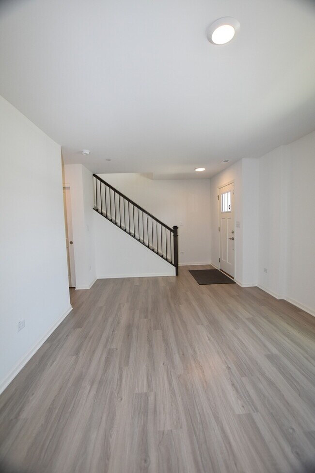Building Photo - 2945 Showplace Dr