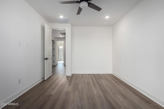Building Photo - 2121 W Sonoran Desert Dr