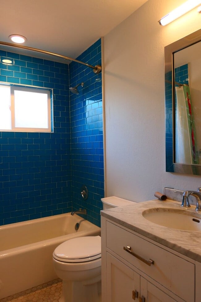 Building Photo - 4 bedroom 2 bath! Forced air, hardwood flo...