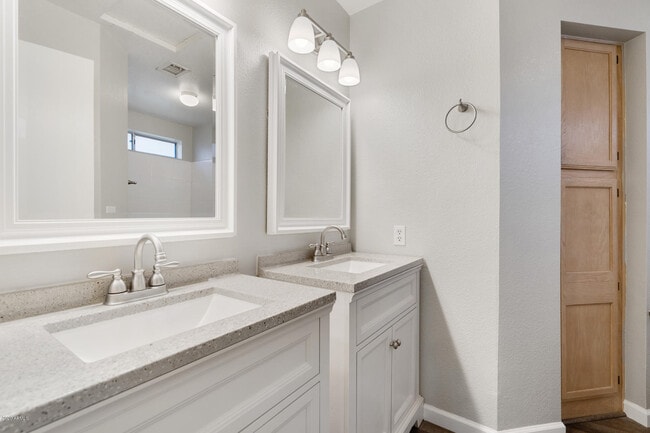 Building Photo - 1120 N Val Vista Dr