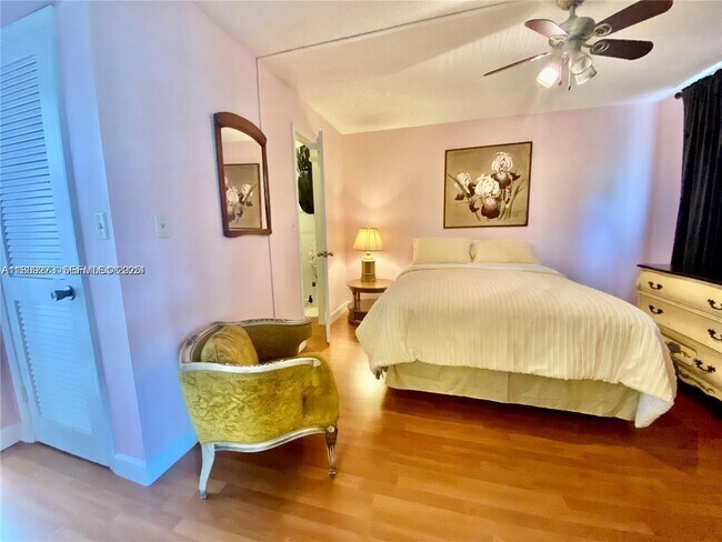 Building Photo - 671 S Hollybrook Dr