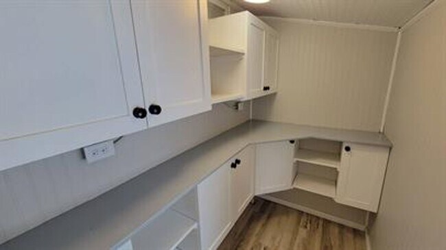 Building Photo - **Charming 1-Bedroom Plus Den Home with Modern Comforts**