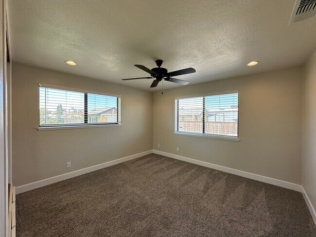 Building Photo - 4 Bedroom Home on Half Acre Lot