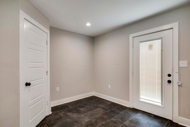 Building Photo - 349-wr
