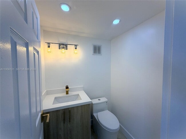 Building Photo - 5601 Collins Ave