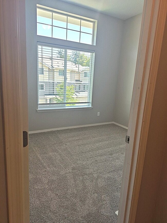 Building Photo - Beautiful 2BD/1.5BA Condo located in the Edgewater at South Hill