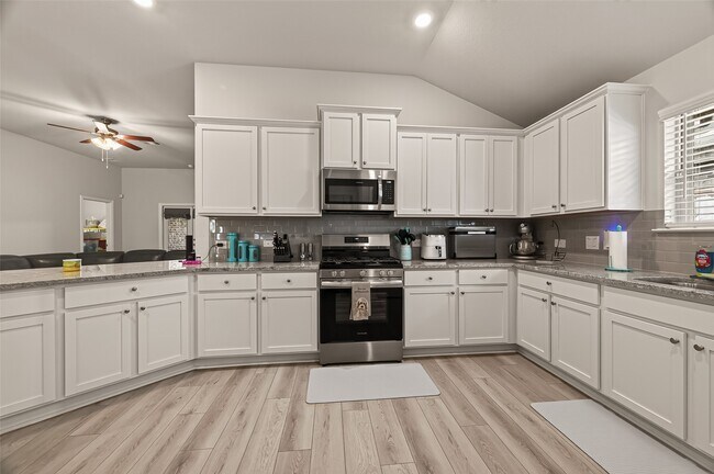 Building Photo - 2605 Golden Palms Ln