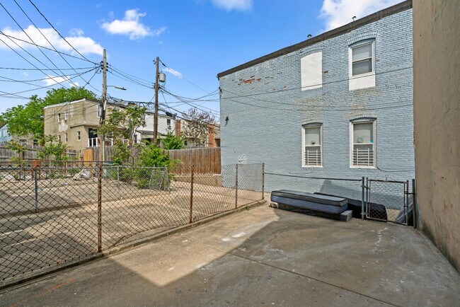 Building Photo - 2518 E Fayette St