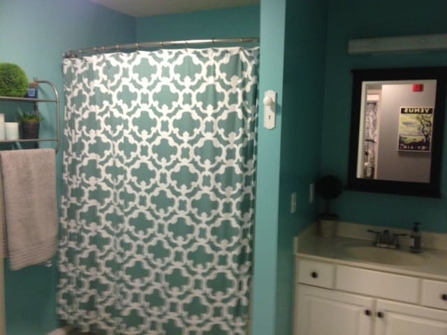 Bath - 833 37th Ave NW