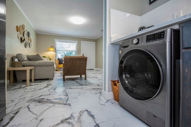 Building Photo - 2081 N Betty Ln