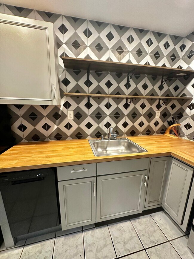 Building Photo - 1418 SW 27th St