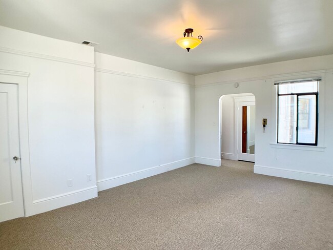 Building Photo - Stunning Multi-Level 4/2.5 W/ Dining Room....